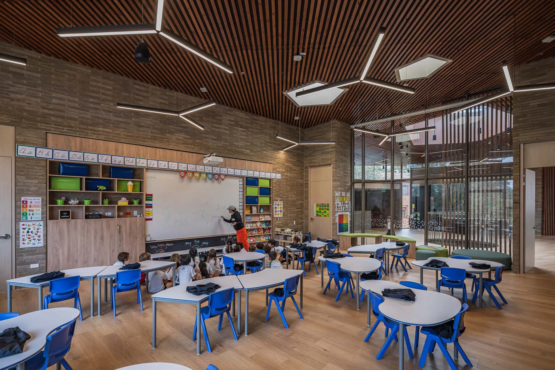 Detalle constructivo de las juntas de ladrillo y acabados seguros para la primera infancia.